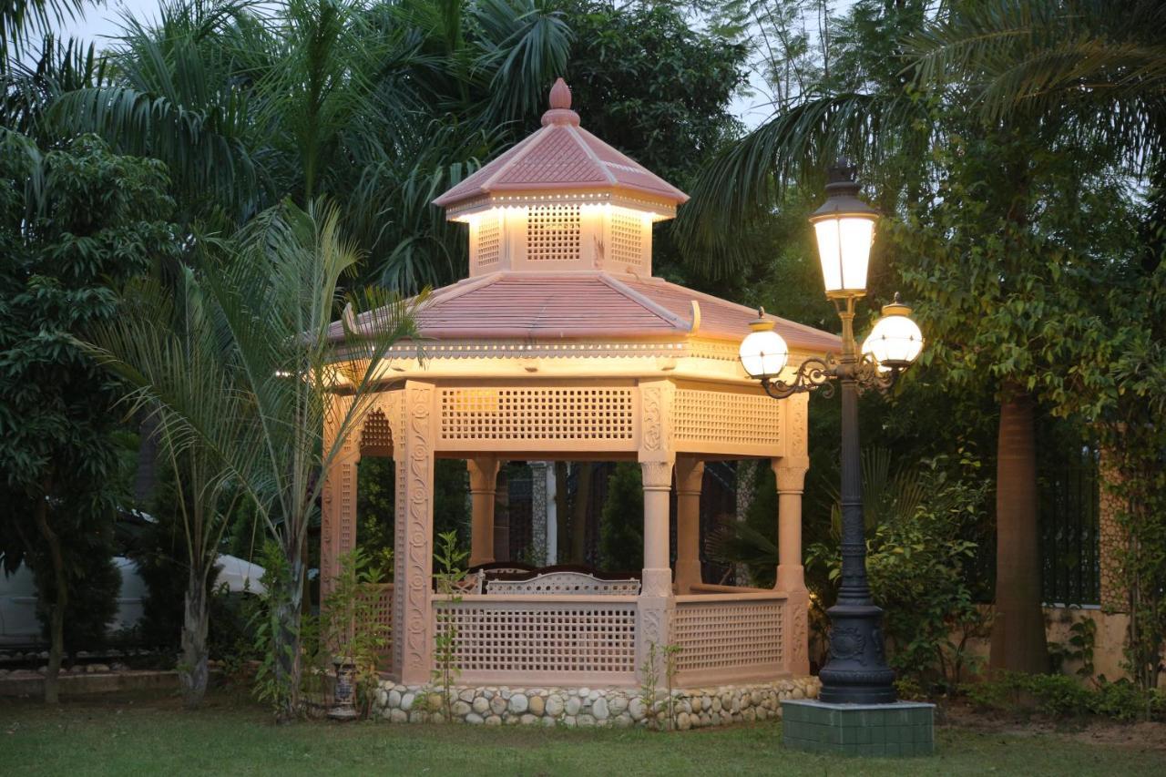 Mann The Palm Retreat Hotell Lucknow Eksteriør bilde