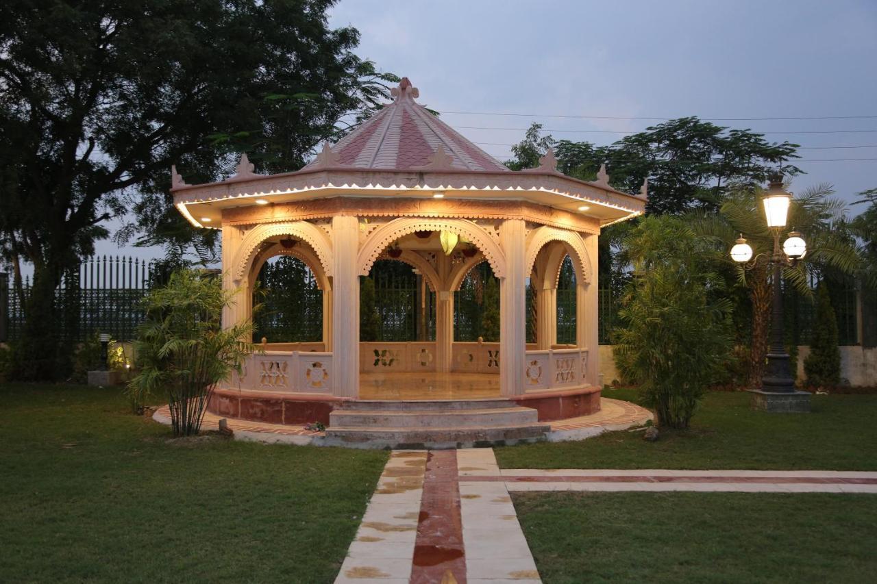 Mann The Palm Retreat Hotell Lucknow Eksteriør bilde