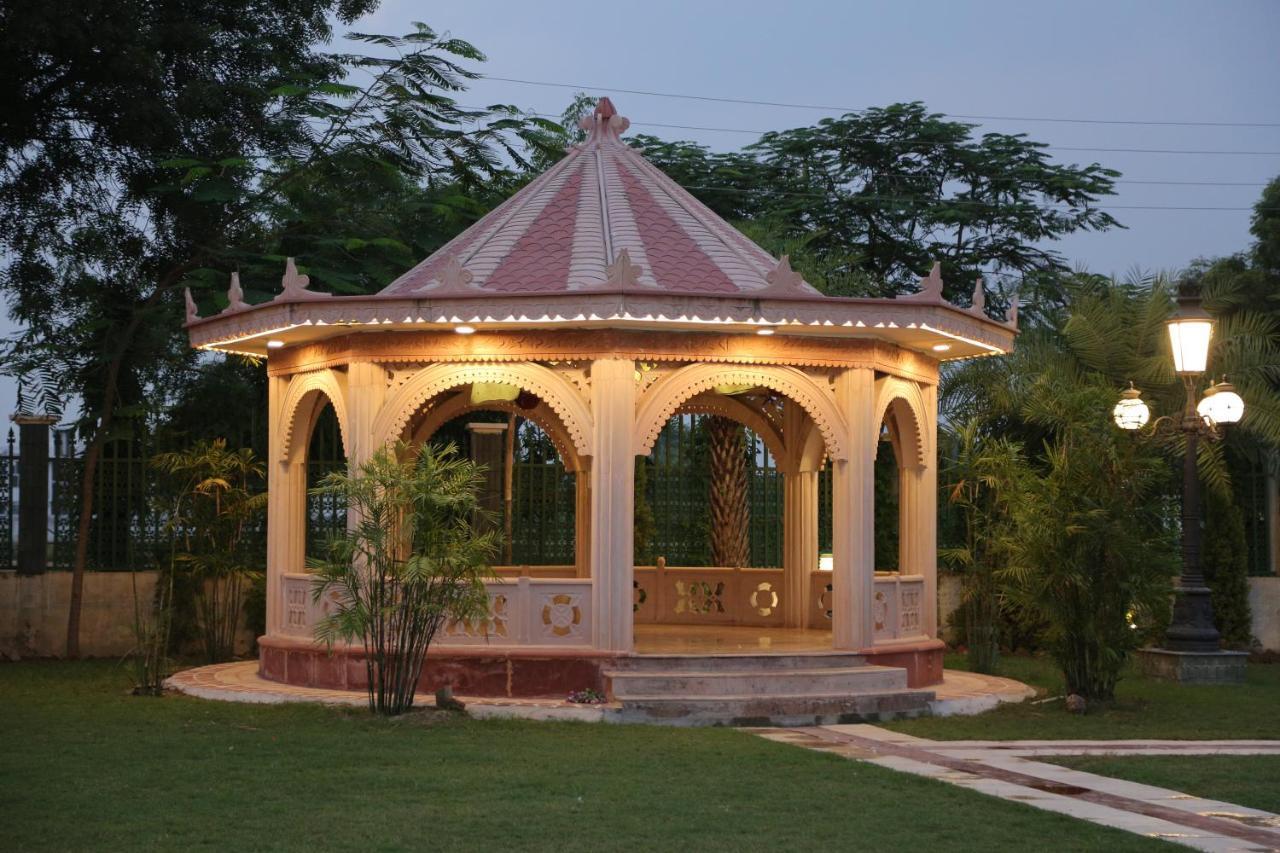 Mann The Palm Retreat Hotell Lucknow Eksteriør bilde