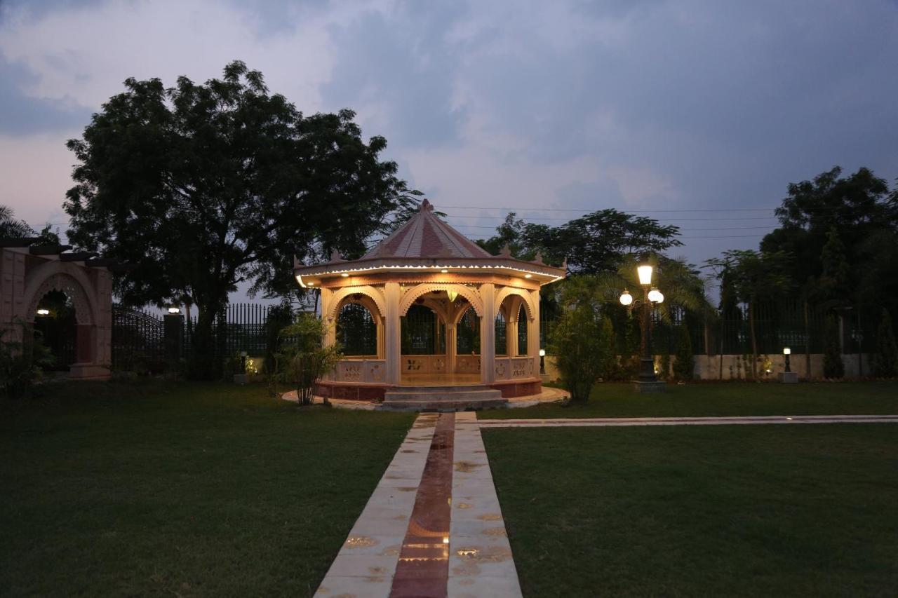 Mann The Palm Retreat Hotell Lucknow Eksteriør bilde