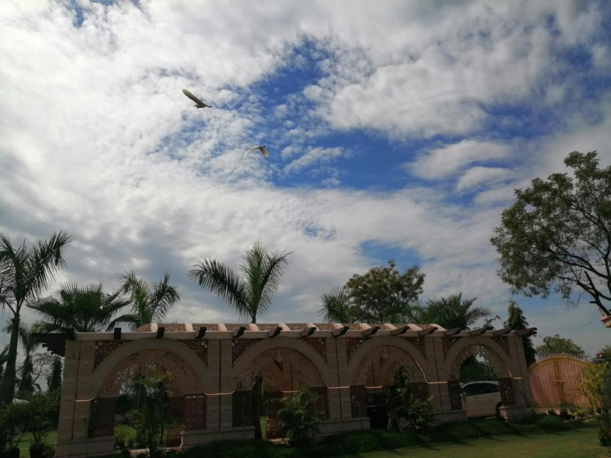 Mann The Palm Retreat Hotell Lucknow Eksteriør bilde