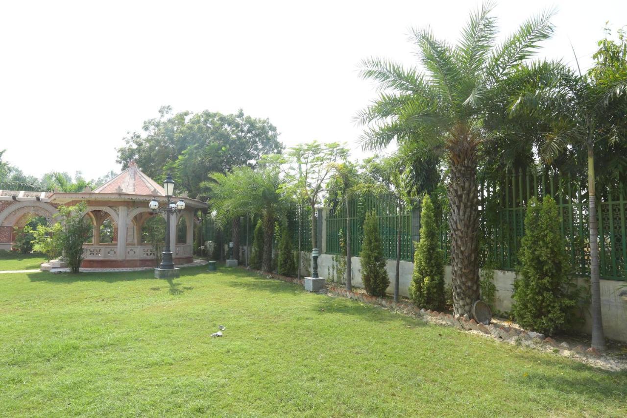 Mann The Palm Retreat Hotell Lucknow Eksteriør bilde