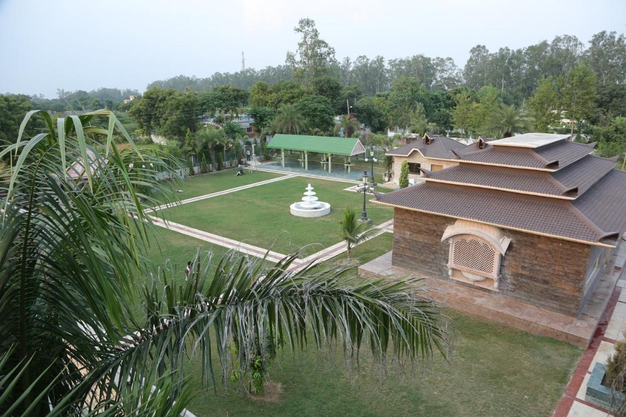 Mann The Palm Retreat Hotell Lucknow Eksteriør bilde