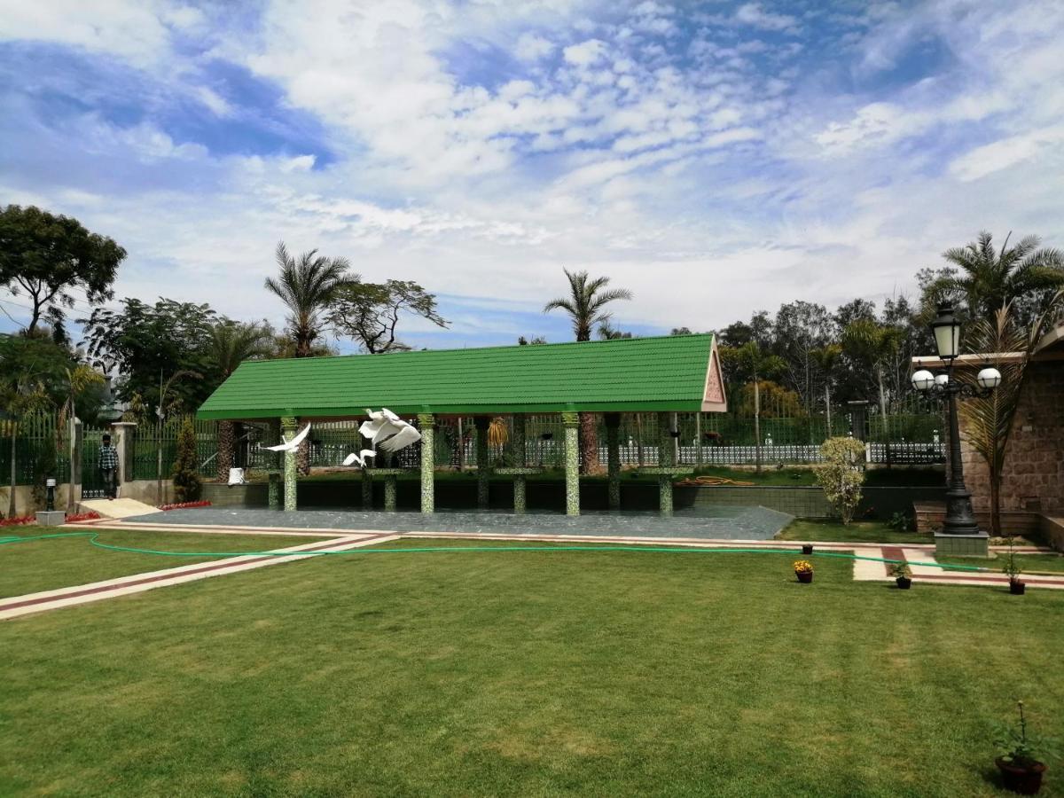 Mann The Palm Retreat Hotell Lucknow Eksteriør bilde