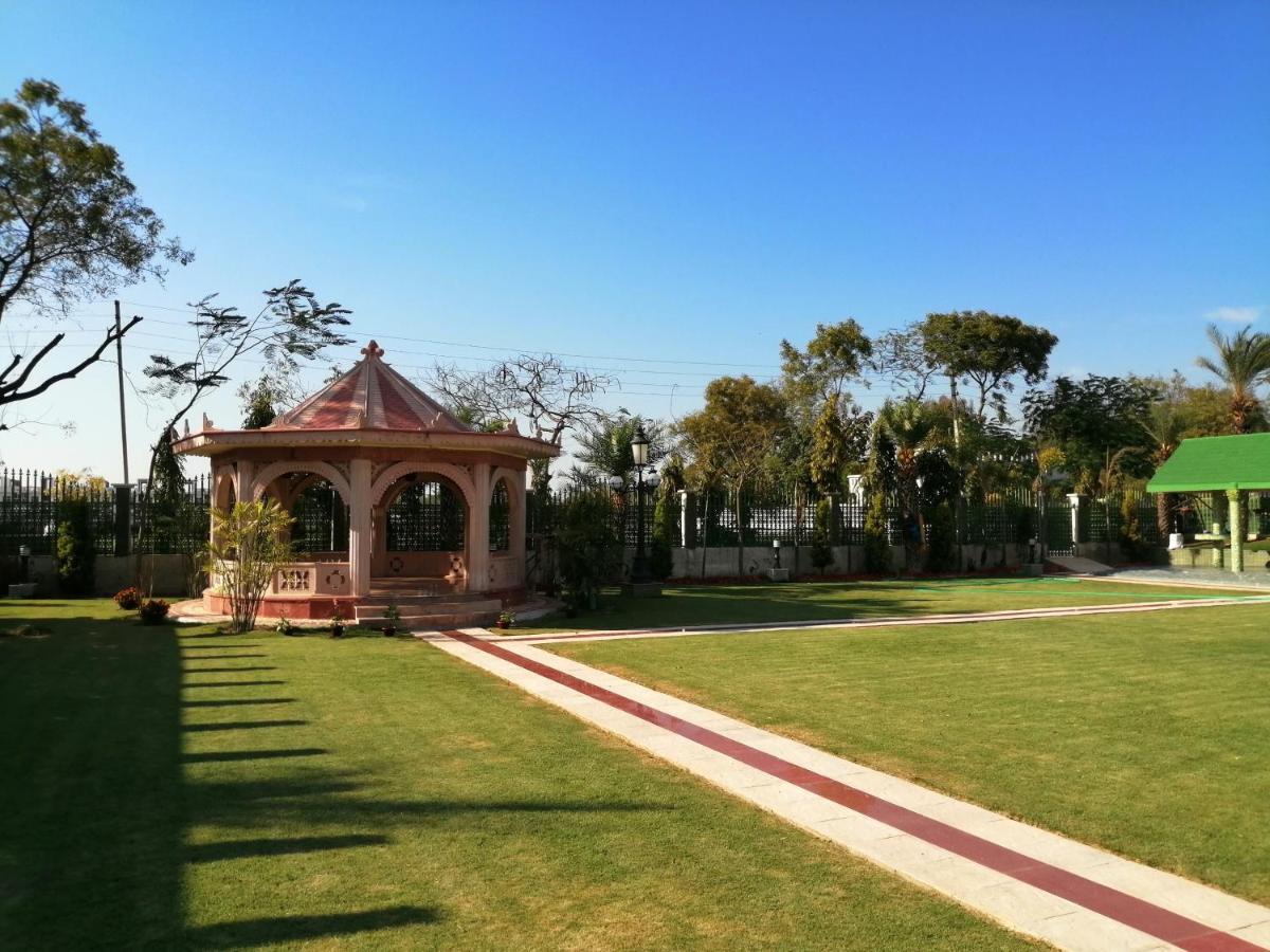 Mann The Palm Retreat Hotell Lucknow Eksteriør bilde
