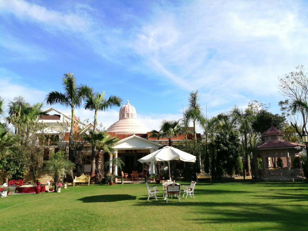 Mann The Palm Retreat Hotell Lucknow Eksteriør bilde