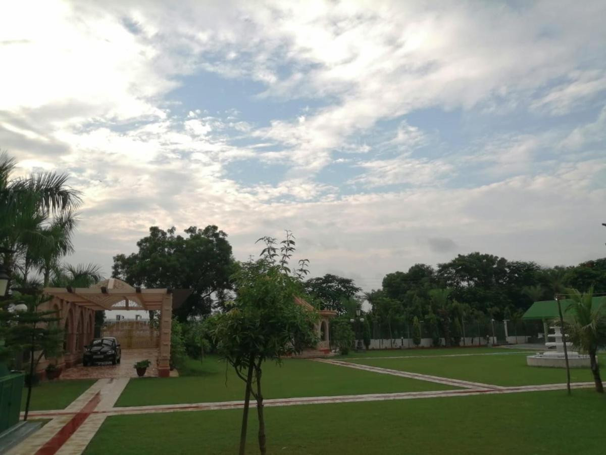Mann The Palm Retreat Hotell Lucknow Eksteriør bilde