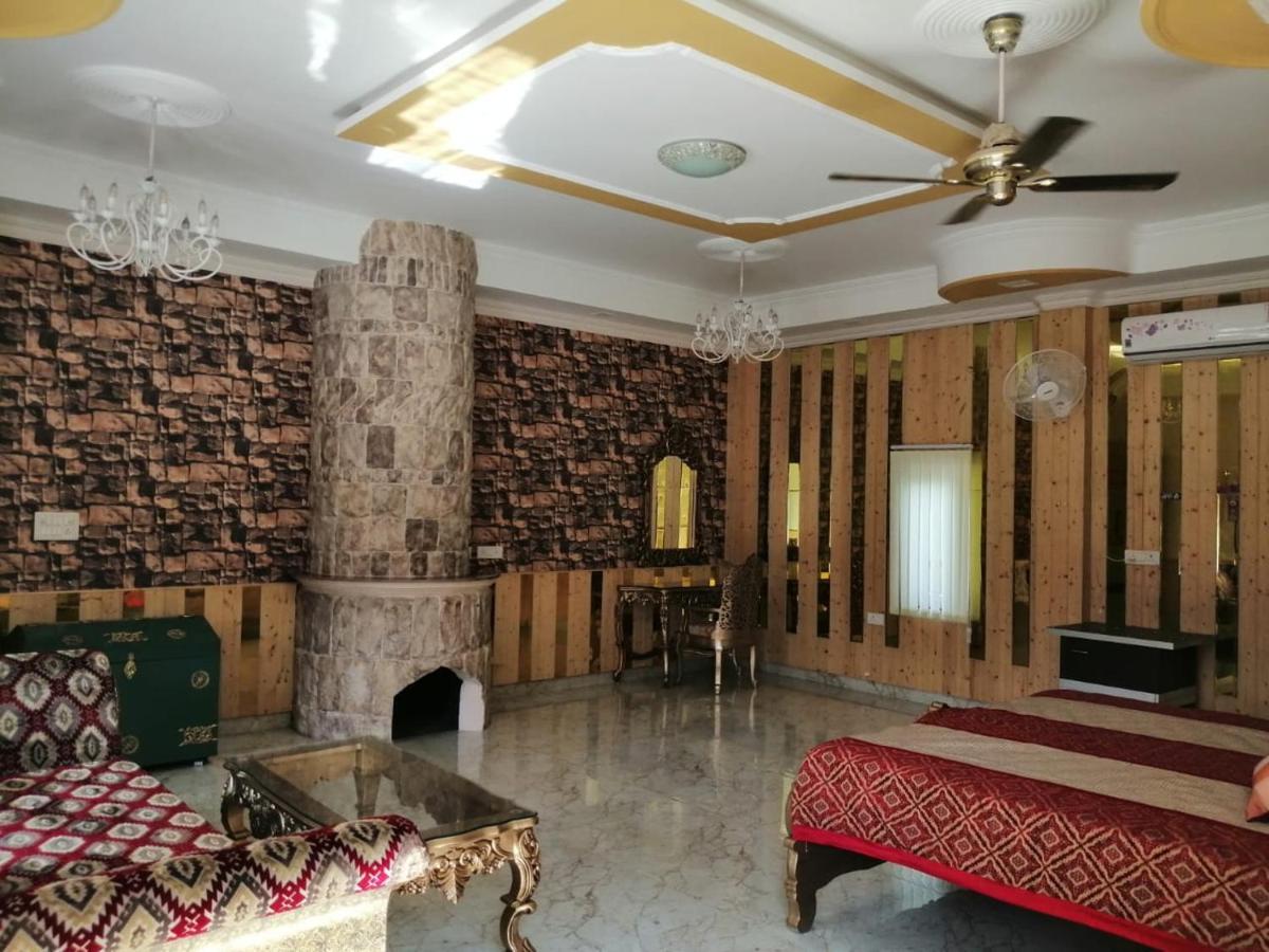Mann The Palm Retreat Hotell Lucknow Eksteriør bilde