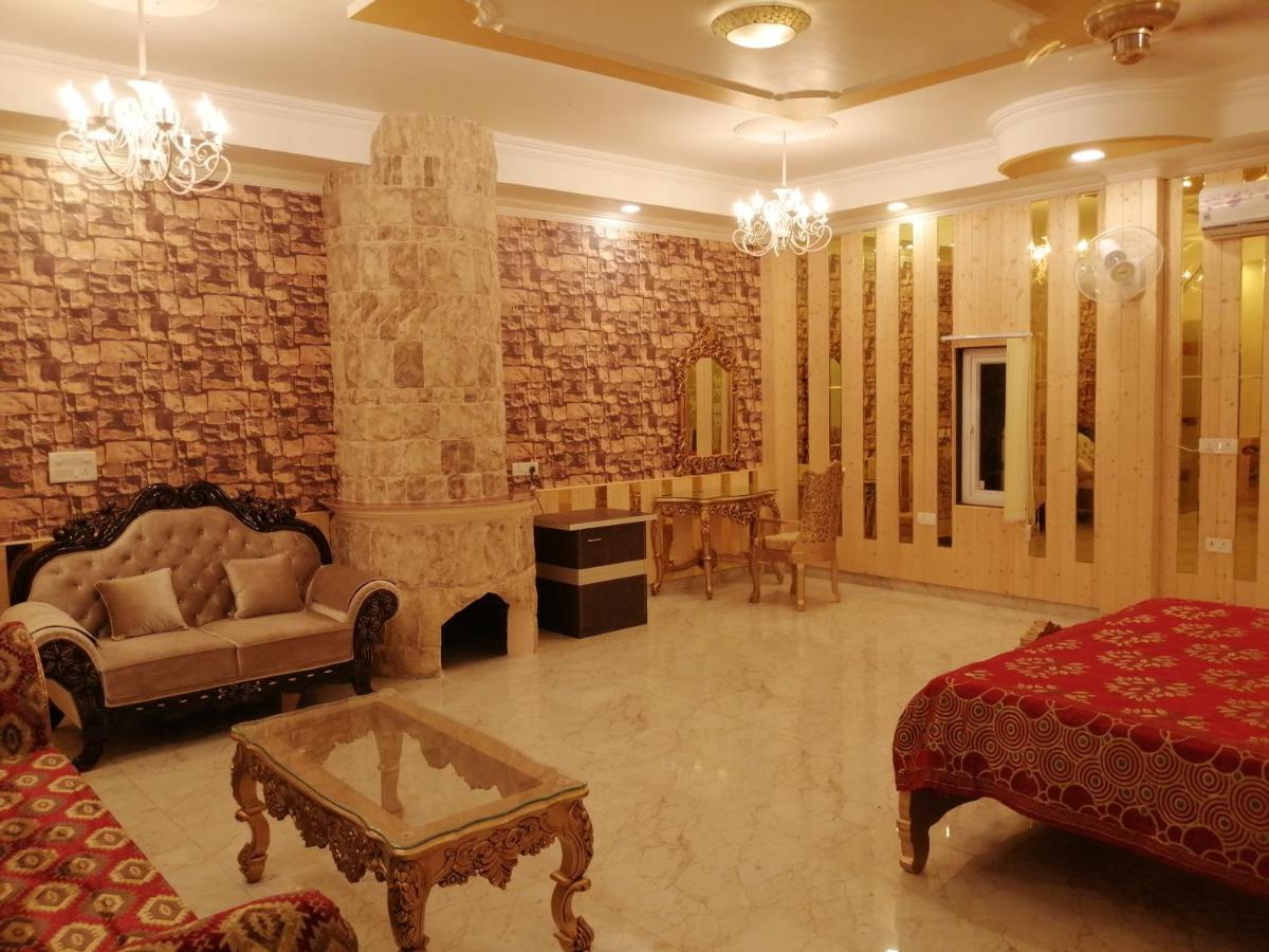 Mann The Palm Retreat Hotell Lucknow Eksteriør bilde