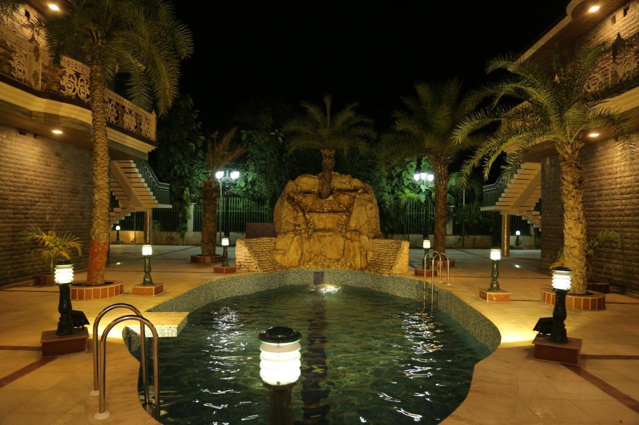 Mann The Palm Retreat Hotell Lucknow Eksteriør bilde