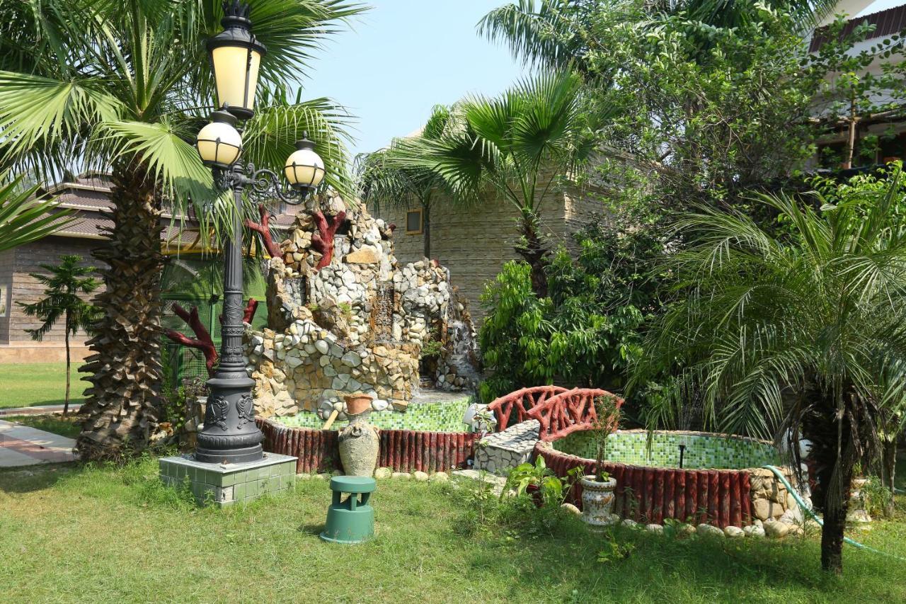 Mann The Palm Retreat Hotell Lucknow Eksteriør bilde