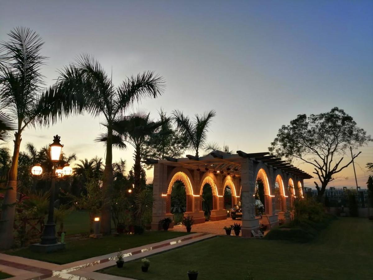 Mann The Palm Retreat Hotell Lucknow Eksteriør bilde