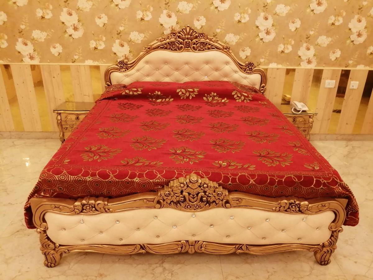 Mann The Palm Retreat Hotell Lucknow Eksteriør bilde