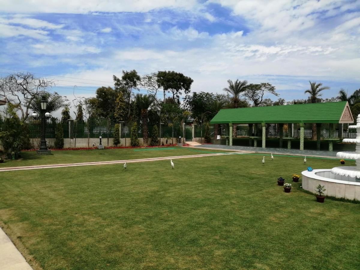 Mann The Palm Retreat Hotell Lucknow Eksteriør bilde