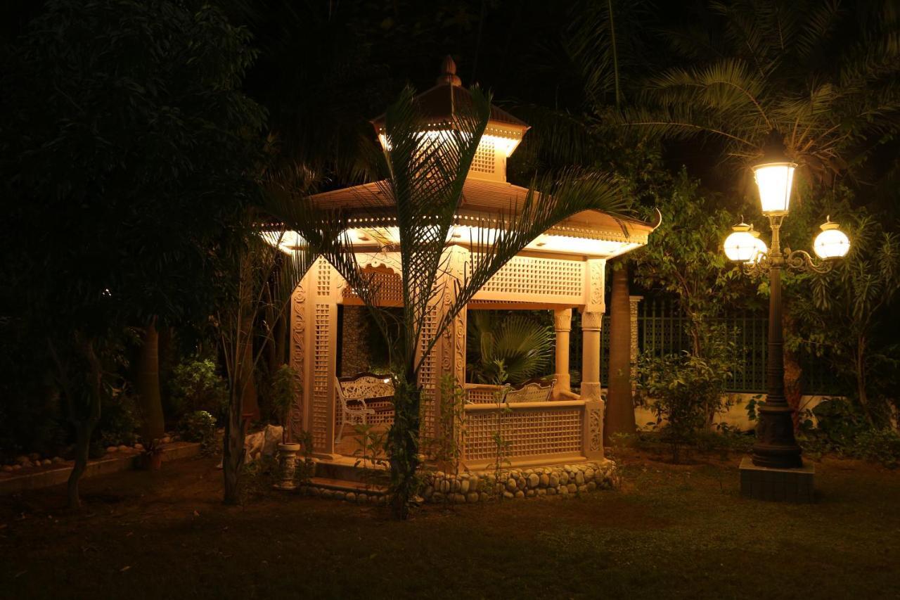 Mann The Palm Retreat Hotell Lucknow Eksteriør bilde